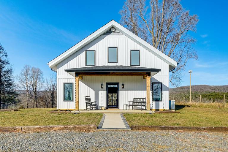 Peaceful Farmhouse Retreat 6 Mi to Virginia Tech! — photo 4