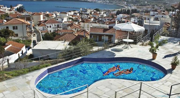 Charming serviced apartment with yard, terrace & pool | Dogs allowed — photo 4
