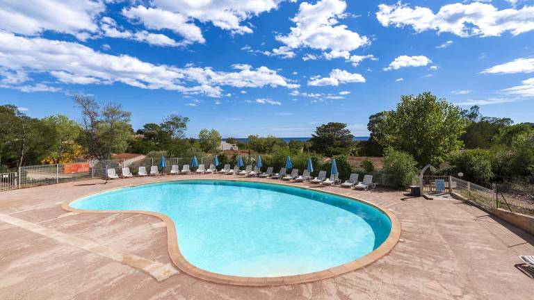 Vacation home with pool & patio | Next to the beach | Pets allowed — photo 2