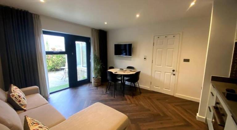 The Retreat, luxury studio apartment in Bath with parking — photo 2