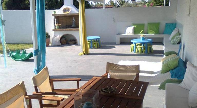 Serviced apartment with pool, garden & patio | Beach nearby | Pet-friendly — photo 3