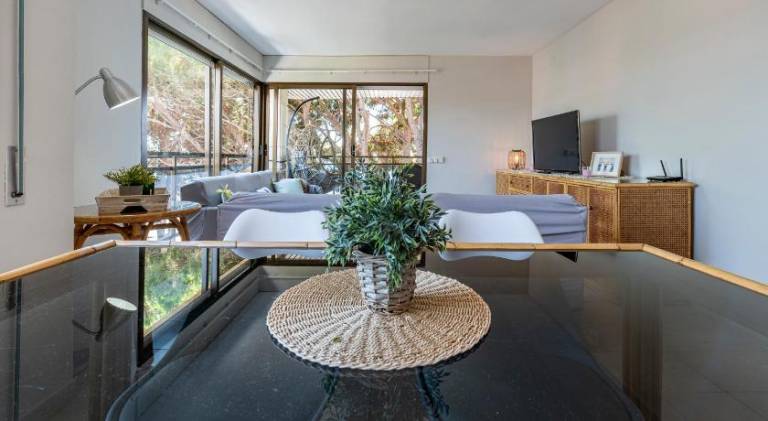 Fully equipped rental apartment with patio, private pool & yard | Next to the beach | Suitable for remote work | Pets allowed — photo 2