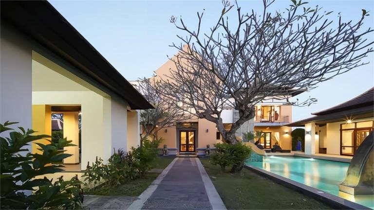 Villa with yard, pool & hot tub | Suitable for remote work | Pets are welcome — photo 3