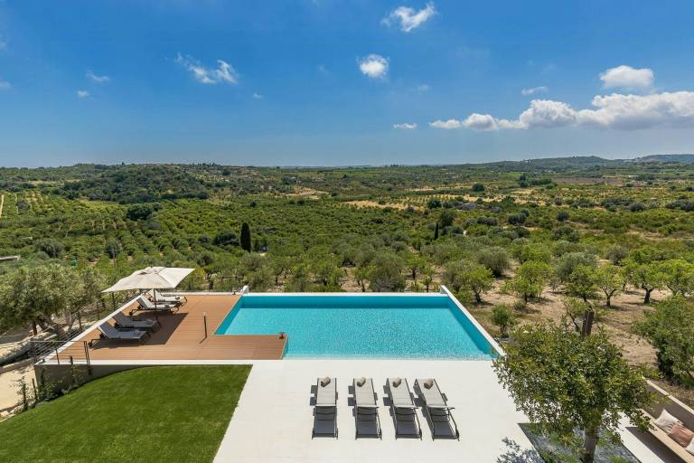Vacation home with yard, private pool & barbecue | Sea view — photo 2