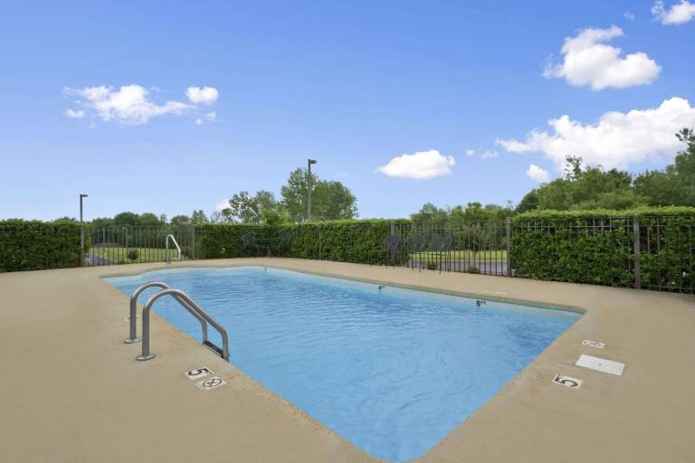 Super 8 By Wyndham Tupelo Airport — photo 2