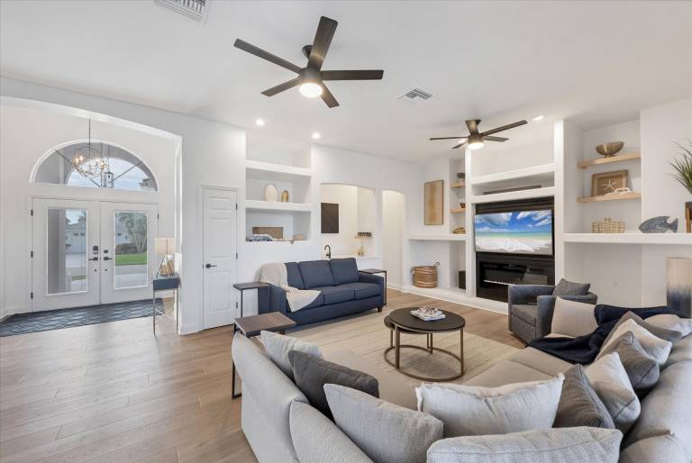 Family-friendly spacious house with private pool, barbeque & yard | Water view | Pets are welcome — photo 2
