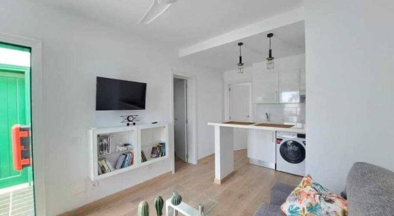 Serviced apartment with patio, pool & garden — photo 2