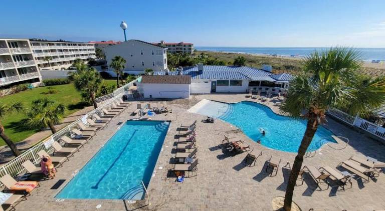Apartment with pool — photo 3