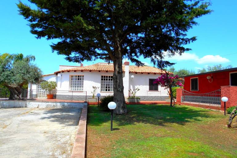 Vacation home with barbecue, garden & pool | Nature view in Syracuse