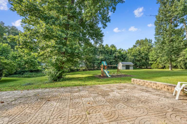 Vacation home with yard — photo 4
