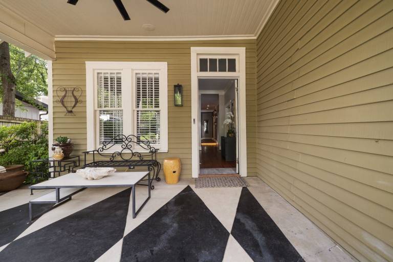 Vacation home with terrace & yard — photo 2