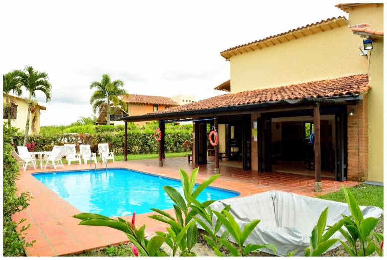 Big villa with pool, yard & barbeque | Pets allowed — photo 3
