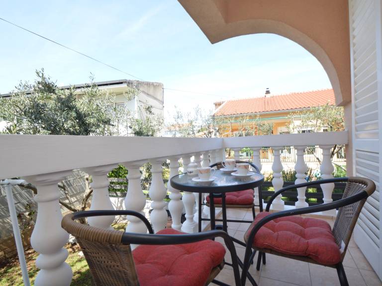 Holiday apartment with yard, terrace & BBQ — photo 4