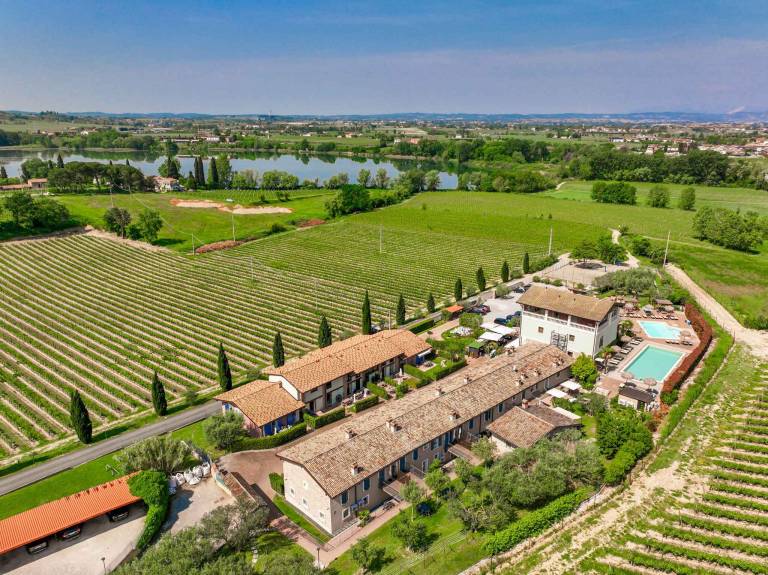 Family-friendly wonderful rental apartment with pool, garden & patio | Pets allowed in Pozzolengo
