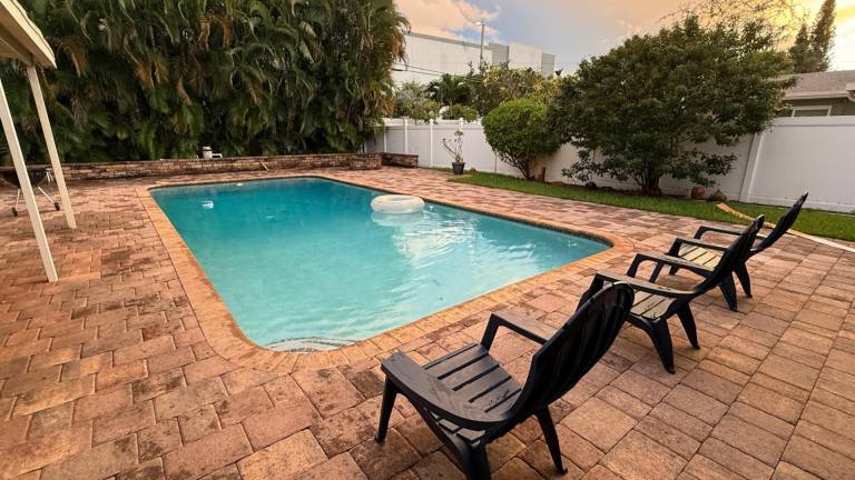 House with pool & garden in Melrose