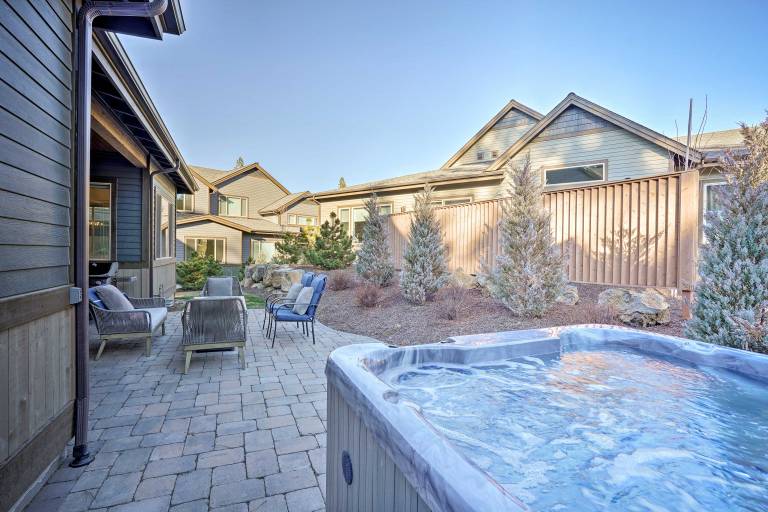Luxury Mt Bachelor Retreat w/ Hot Tub & Patio — photo 3