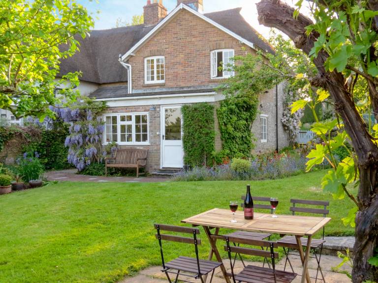 Child-friendly lovely cottage with garden | River view | Pets allowed — photo 2