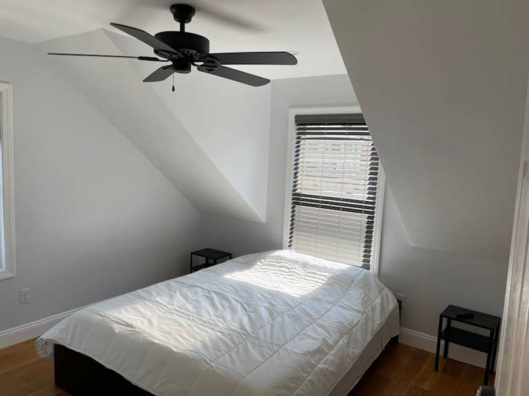 Queen Bed Boston RM 3
