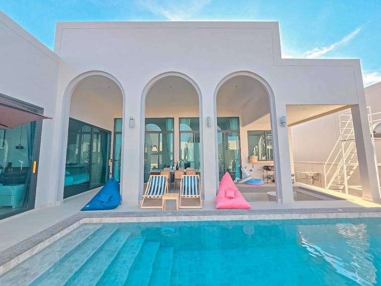Villa with pool, yard & grill — photo 5