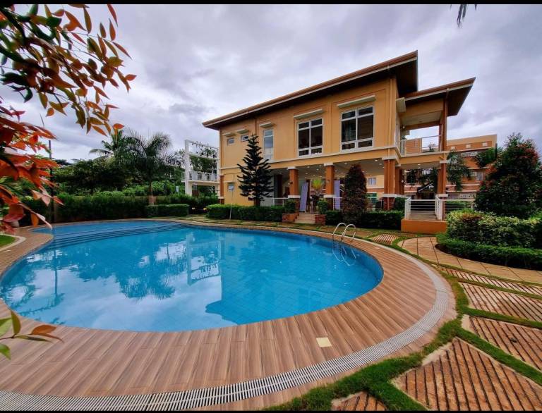 Holiday apartment with patio, garden & pool in Puerto Princesa