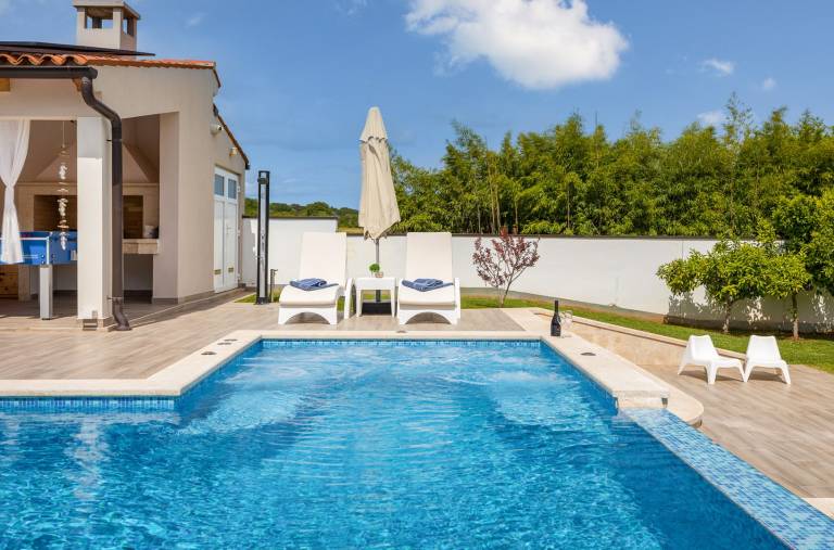 Family-oriented nice villa with yard, private pool & BBQ | Pet-friendly — photo 4