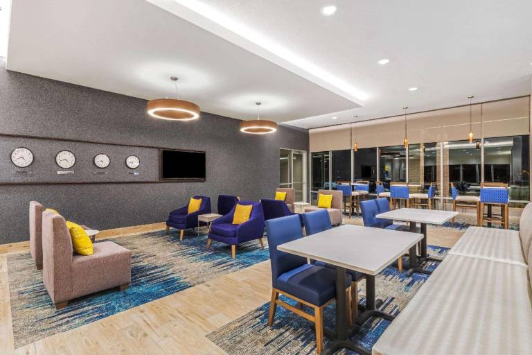La Quinta Inn & Suites by Wyndham Kansas City Beacon Hill — photo 5