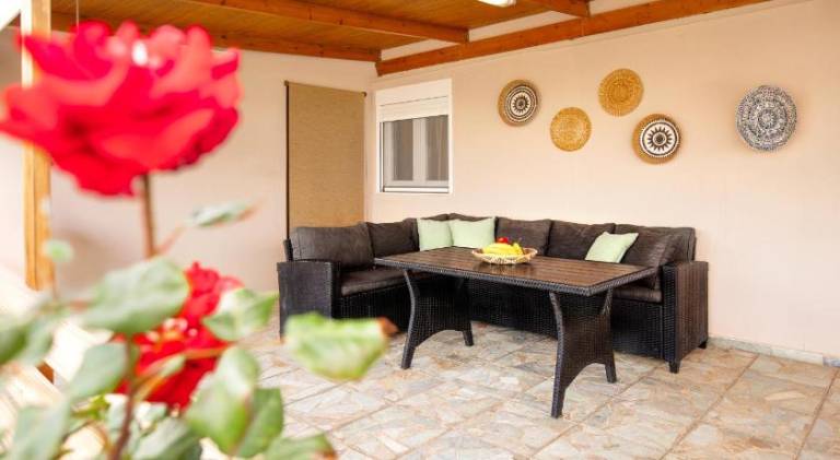 Vacation home with BBQ, garden & patio — photo 4