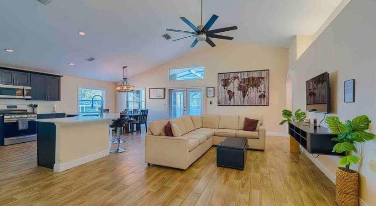 Vacation home with pool — photo 3