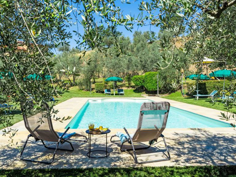 Vacation home with grill, yard & private pool — photo 2