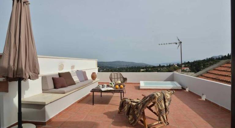 Villa with pool — photo 4