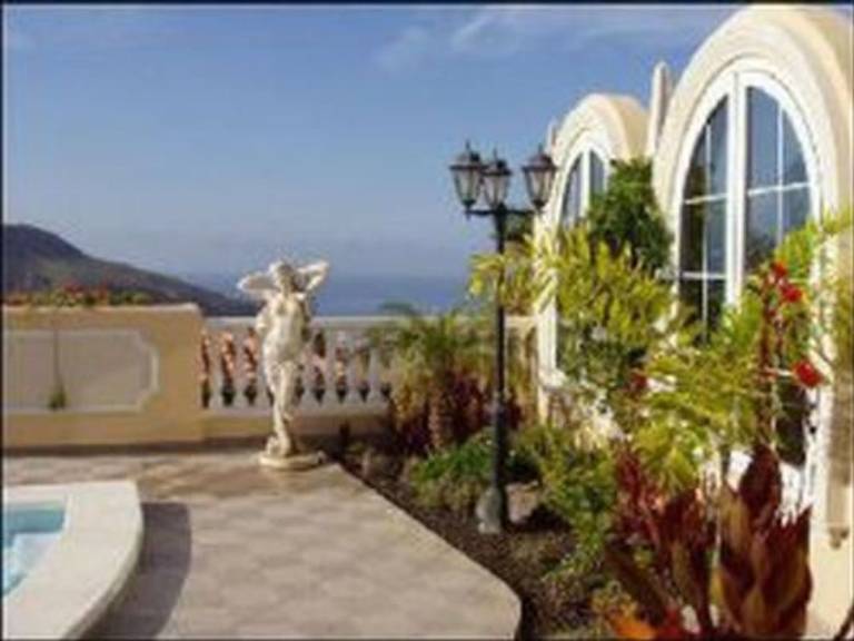Vacation home with barbecue, private pool & patio — photo 4