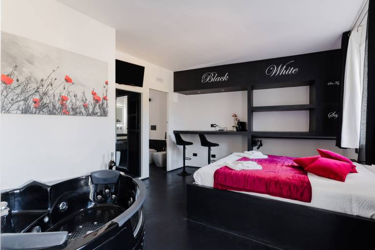 Holiday Home 'Suite Black and White' with Balcony, Wi-Fi & Air Conditioning — photo 4