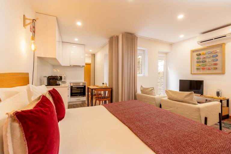 Studio with patio | Next to São Bento Railway Station | Pet-friendly — photo 2