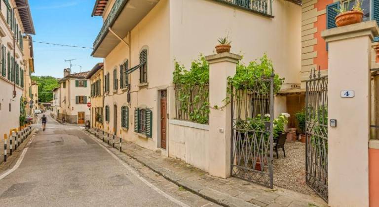 Rental apartment with yard | Near Ponte Vecchio | Pets are welcome in Santa Maria