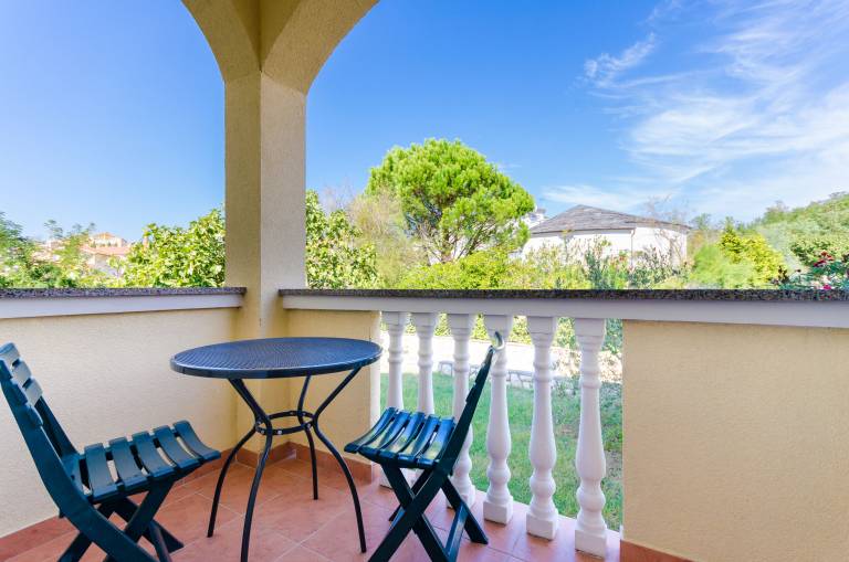 Apartment with barbeque, yard & terrace | Garden view in Rab