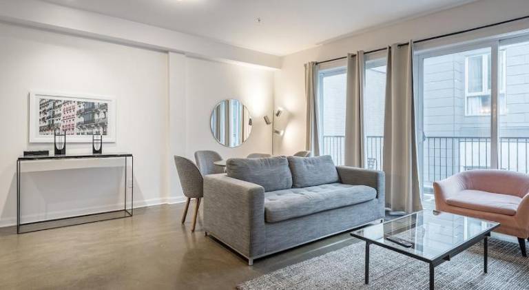 Luxury Old Montreal Suite with Soaring Ceilings — photo 2