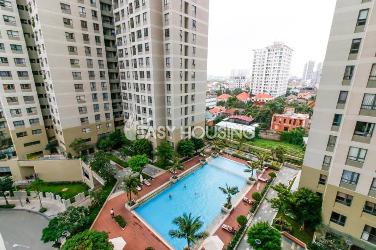 Apartment with barbeque, yard & pool — photo 2