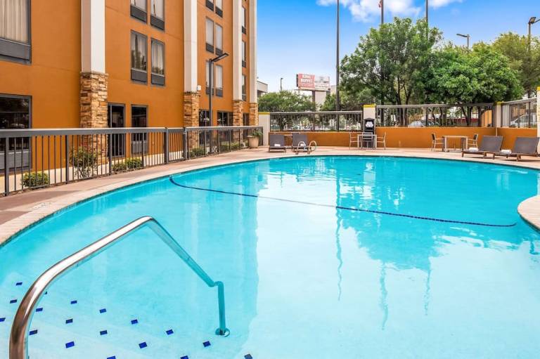 Clarion Pointe near Medical Center