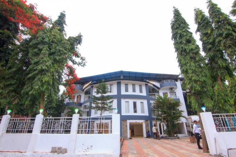 STRAND RESORT