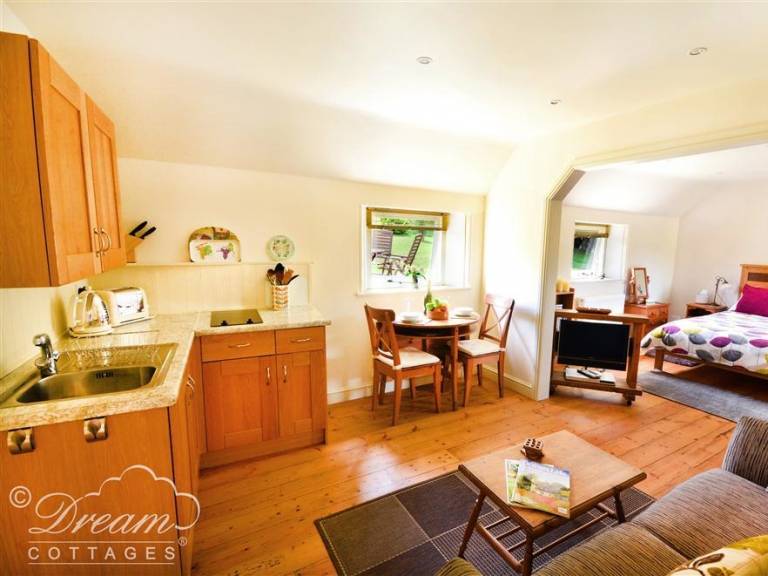 Cottage with garden — photo 3