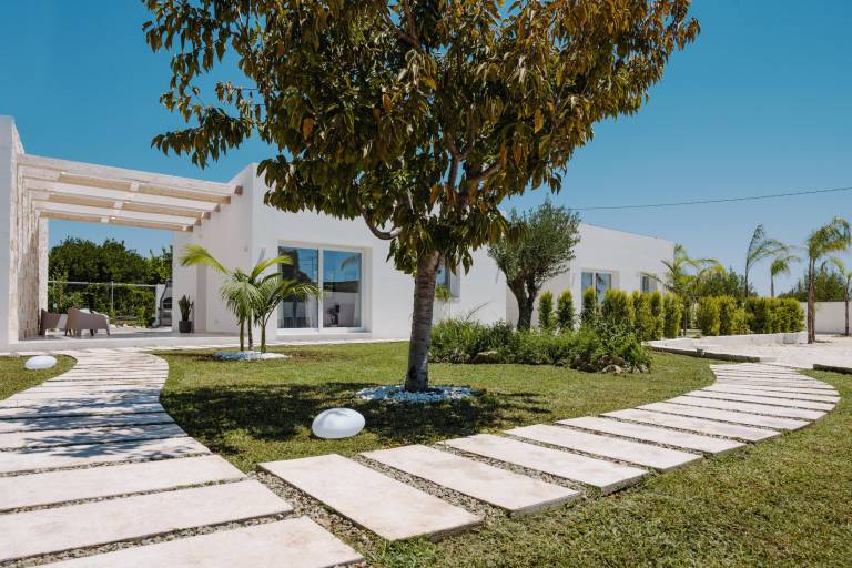 Villa with yard & pool — photo 3