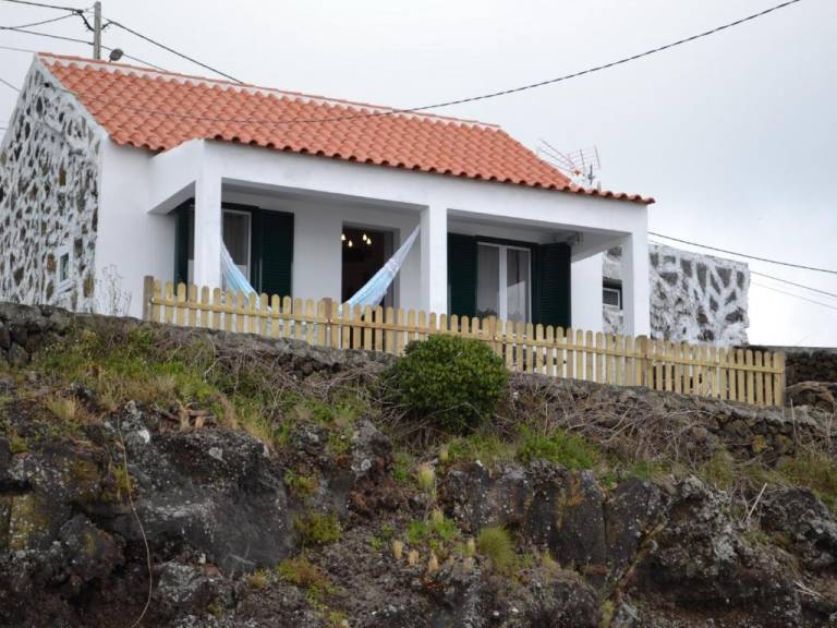 Ferienhaus mit Hund in Feteira, Portugal fuer max. 4 Personen