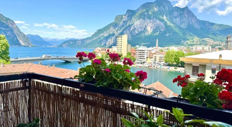 Rental apartment with 2 rooms for 6 persons in Malgrate