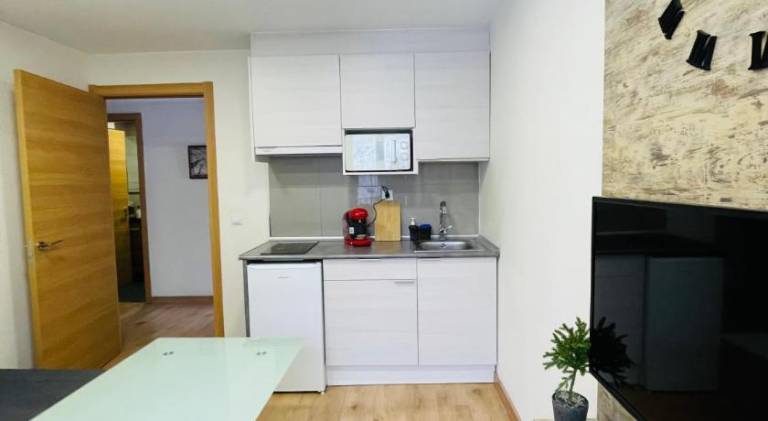 Serviced apartment with patio & yard — photo 3