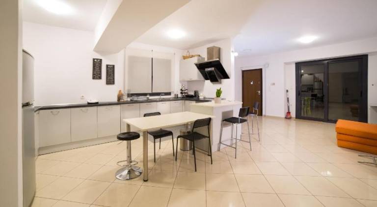 Rental apartment with patio — photo 4