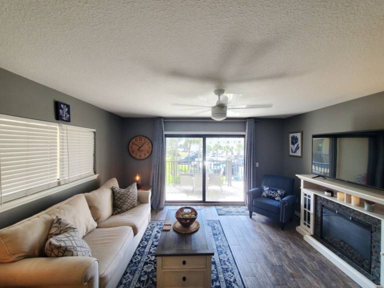 Condo with pool — photo 4