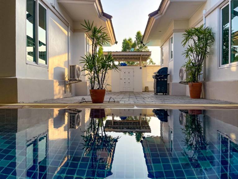 Villa with barbeque, garden & pool | Perfect for remote work | Pets are welcome in Sattahip