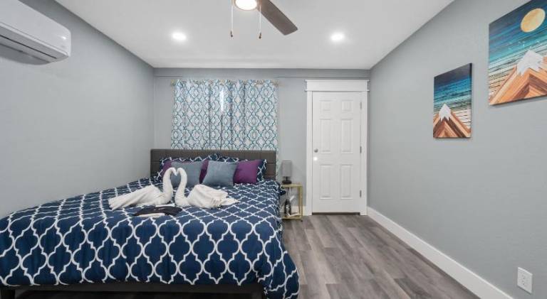 Holiday apartment | Close to Gerald D. Hines Waterwall Park | Pet-friendly — photo 2