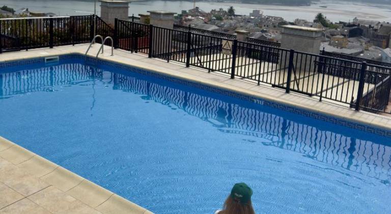 Apartment with pool — photo 4