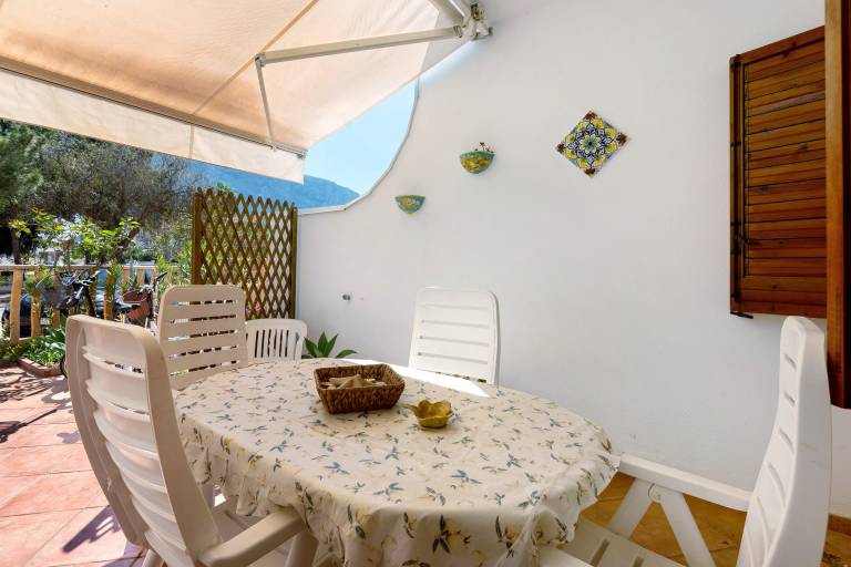 House with BBQ, patio & yard | Garden view — photo 2